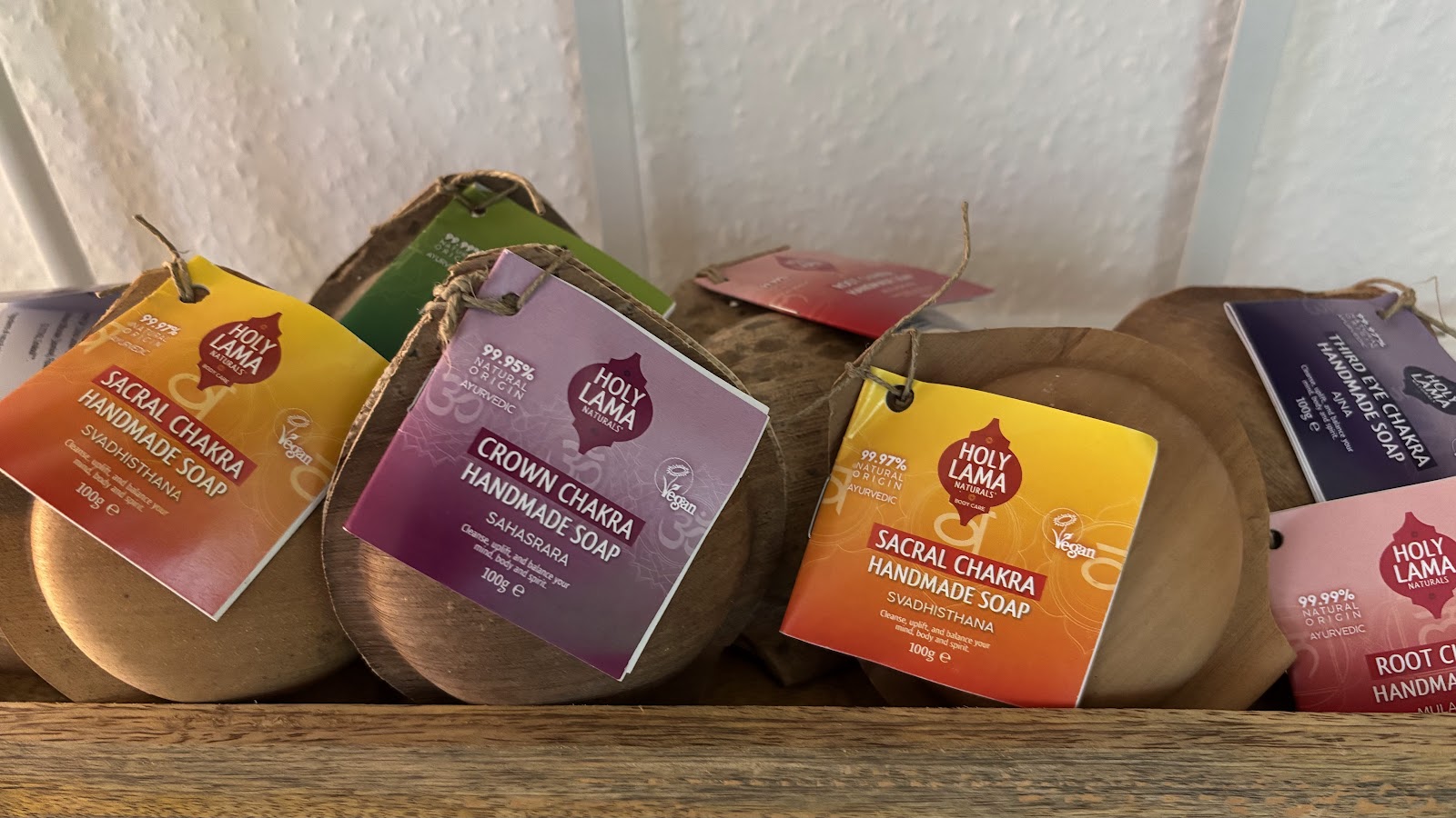 Handgemachte Chakra-Seifen von Holy Lama Naturals