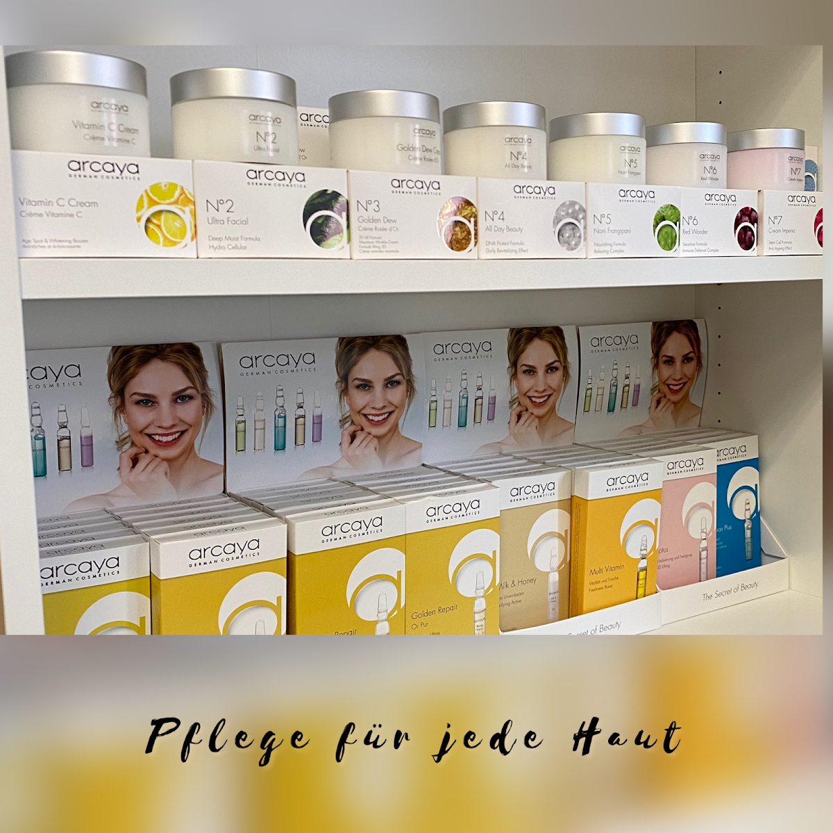 Pflegeprodukte-Regal mit Arcaya Kosmetik